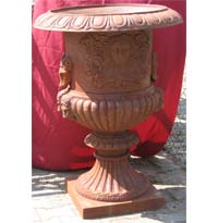Grosse Amphore mit Verzierung und Widderk�pfen